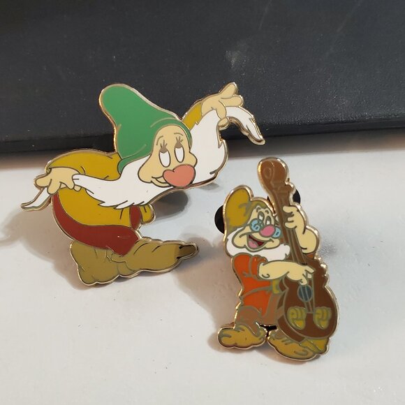 2 Disney Pins Doc & Bashful from Snow White & the Seven Dwarfs - Picture 1 of 10